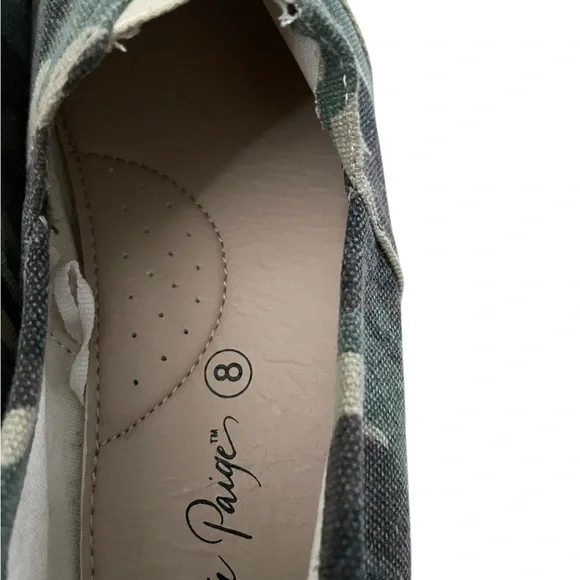 Charlie Paige Camo Slip-On Shoes EUC Size 8 Women’s - Picture 5 of 6